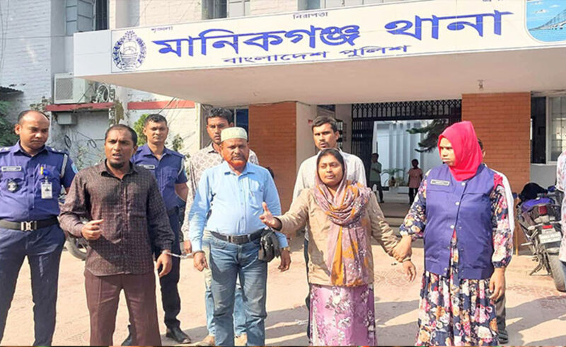 মানিকগঞ্জে হাসপাতালে তত্ত্বাবধায়কের অফিস থেকে টাকাসহ ব্যাগ চুরি, কথিত সাংবাদিকসহ গ্রেপ্তার ৫