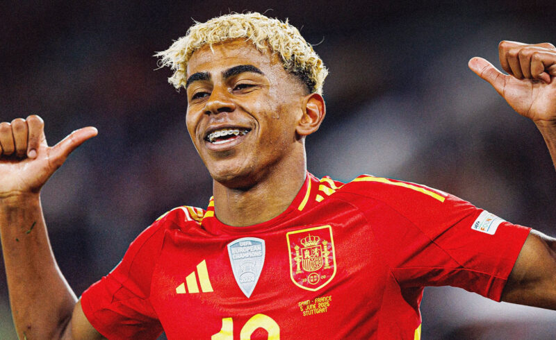 ইতিহাস গড়ে ফিফপ্রো বর্ষসেরা একাদশে ইয়ামাল, নারী দলে রেকর্ড লুসি ব্রোঞ্জ