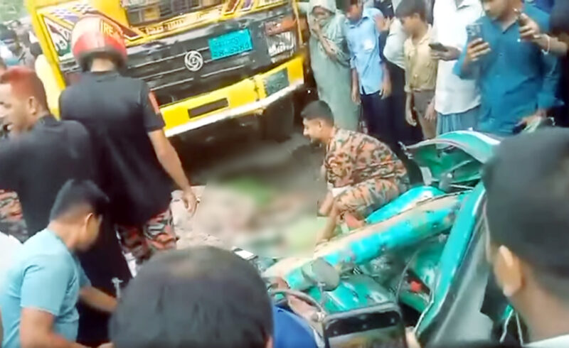 নোয়াখালীতে ট্রাকচাপায় অটোরিকশার ৬ যাত্রী নিহত