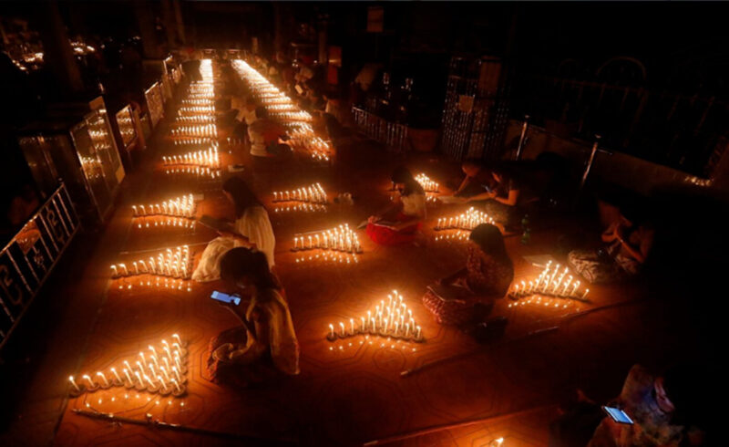 সংঘাতের মধ্যেও আলোর উৎসবে মেতেছে মিয়ানমার