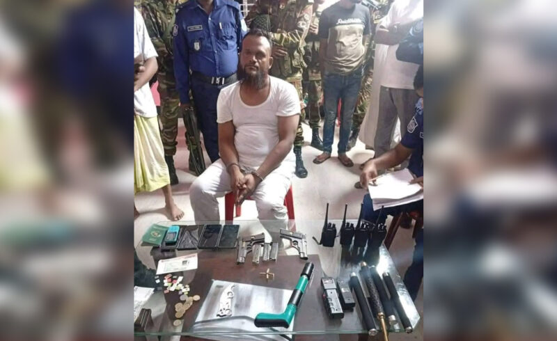 শ্রীপুরে অস্ত্রসহ স্বতন্ত্র এমপি প্রার্থী এনামুল হক মোল্লাসহ আটক ৭