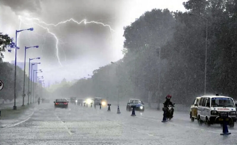 ঢাকায় ৬ ঘণ্টায় ৩২ মিমি বৃষ্টি, রাতের তাপমাত্রা কমতে পারে