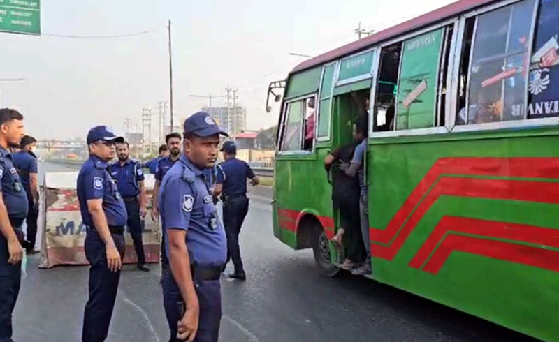 ‘‘লকডাউনকে” কেন্দ্র করে সাভারের আমিনবাজারে পুলিশের চেকপোস্ট