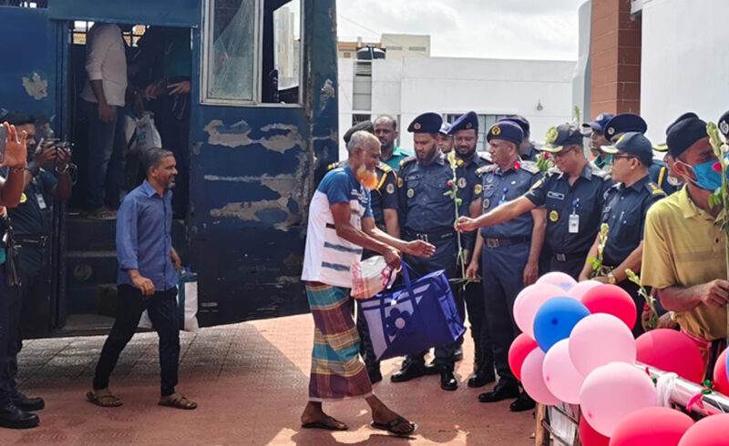 খুলনায় নতুন কারাগার চালু, কয়েদিদের ফুল দিয়ে বরণ