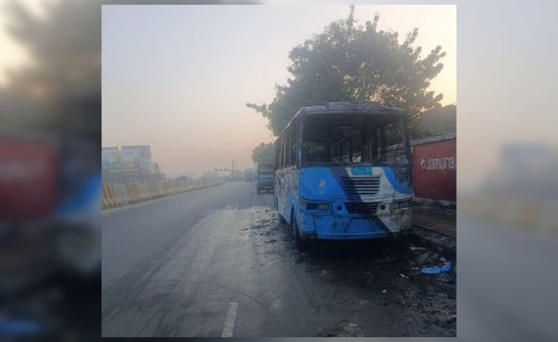 নারায়ণগঞ্জে দাঁড়িয়ে থাকা বাসে আগুন