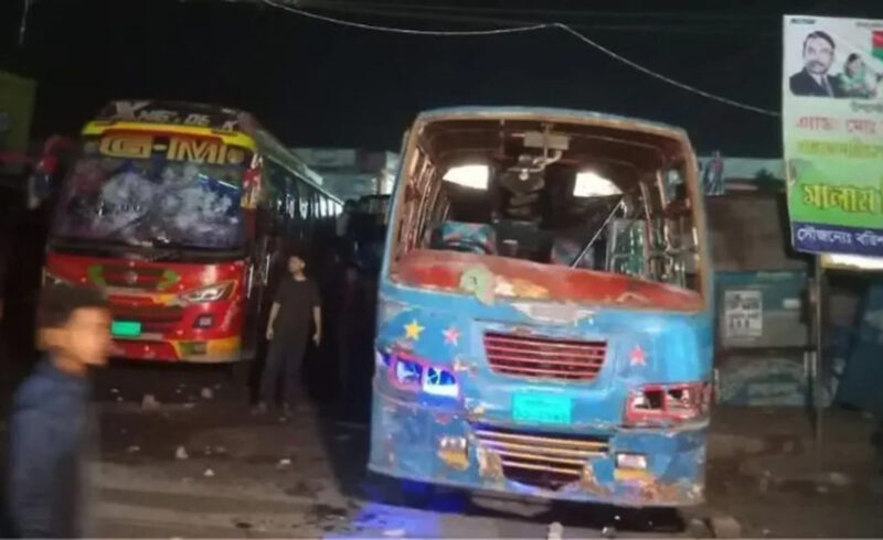 বরিশালে হাফ ভাড়া নিয়ে শিক্ষার্থী–শ্রমিক সংঘর্ষ, অর্ধশতাধিক বাসে ভাঙচুর