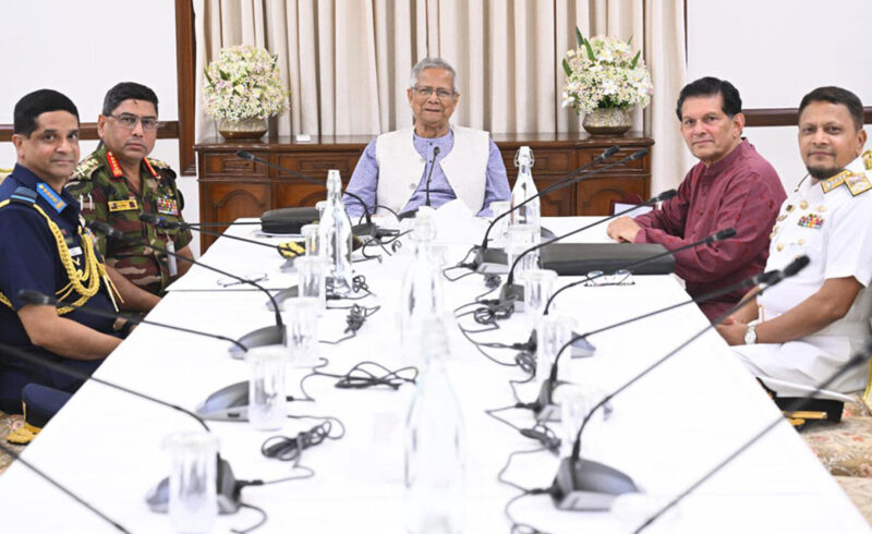 প্রধান উপদেষ্টার সঙ্গে তিন বাহিনীর প্রধানের সাক্ষাৎ, নির্বাচন প্রস্তুতি নিয়ে আলোচনা