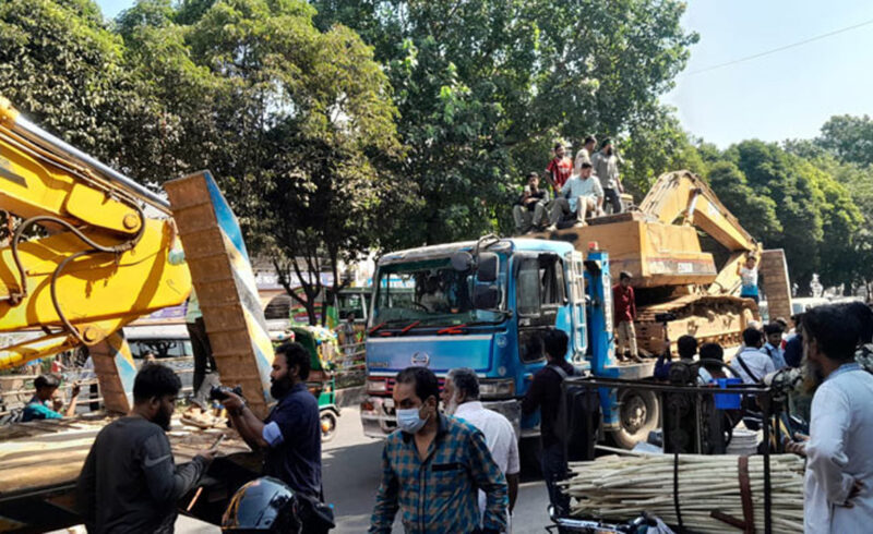 বুলডোজারসহ ধানমন্ডি-৩২ এর পথে ঢাকা কলেজের শিক্ষার্থীরা