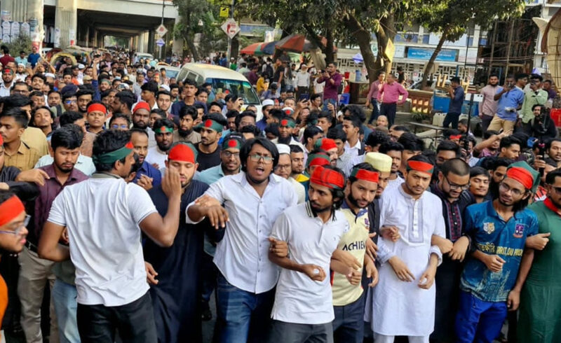 ঢাবি ক্যাম্পাসে হাসিনার রায়কে ঘিরে শিক্ষার্থী-জনতার উচ্ছ্বাস, মিষ্টি বিতরণ