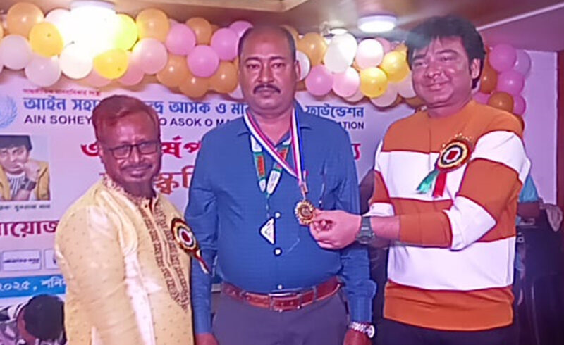 আসকের বর্ষপূর্তি অনুষ্ঠানে কবির হোসেন দেওয়ানকে সম্মাননা পদক প্রদান