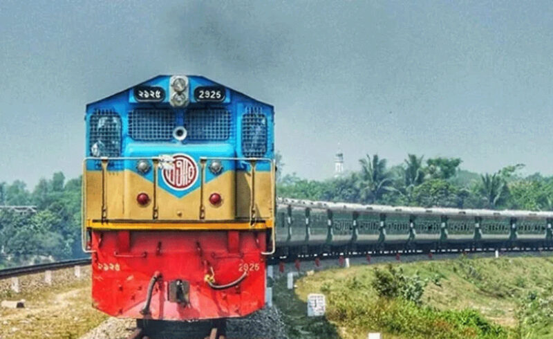 চলন্ত ট্রেনের ছাদ থেকে পড়ে যুবকের মর্মান্তিক মৃত্যু