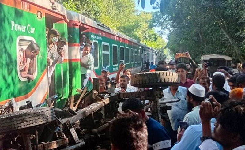 মিরসরাইয়ে চলন্ত গাড়িকে পিকআপের ধাক্কা, নিহত ১