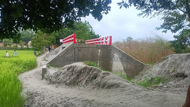 অর্ধকোটি টাকায় সেতু নির্মাণ, সংযোগ সড়ক না থাকায় চরম ভোগান্তিতে এলাকাবাসী