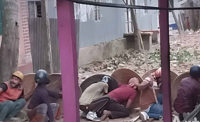 ফরিদপুরে জমি নিয়ে বিরোধে হেলমেট পরে ৪ গ্রামবাসীর সংঘর্ষ