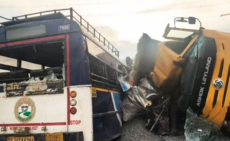 ভারতের তেলেঙ্গানায় বাস-ট্রাক সংঘর্ষে ১৯ জন নিহত