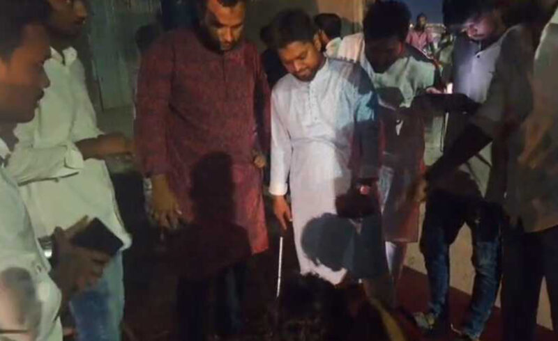 নারায়ণগঞ্জে গভীর রাতে ছাত্রলীগের ঝটিকা মশাল মিছিল, আটক ৫ জেডটিভি বাংলা ডেস্ক: নারায়ণগঞ্জে গভীর রাতে নিষিদ্ধ ঘোষিত সংগঠন ছাত্রলীগের মশাল মিছিল থেকে পাঁচজনকে আটক করেছে পুলিশ। শুক্রবার (৩১ অক্টোবর) দিবাগত রাত আনুমানিক দেড়টার দিকে ফতুল্লার রঘুনাথপুর এলাকার ঢাকা–নারায়ণগঞ্জ লিংক রোডের পাসপোর্ট অফিসের সামনে এ ঘটনা ঘটে। আটককৃতরা হলেন—ফাহিম আহম্মেদ (২৩), মো. নিরব হোসেন (১৮), মো. ফয়সাল (২০), মো. অনিক আহমেদ অনিন (২১) এবং মো. আবির (১৫)। পুলিশ সূত্রে জানা গেছে, রাতে প্রায় ৭০ থেকে ৮০ জন ছাত্রলীগ কর্মী হঠাৎ ব্যানার ও মশাল হাতে ঝটিকা মিছিল শুরু করে। খবর পেয়ে জেলা যুবদলের সদস্য সচিব মশিউর রহমান রনি ছাত্রদল ও যুবদলের নেতাকর্মীদের নিয়ে ঘটনাস্থলে পৌঁছে মিছিলটি প্রতিহত করেন। এসময় মিছিলকারীরা পালিয়ে গেলে পাঁচজনকে ধরে থানায় হস্তান্তর করা হয়। শনিবার (১ নভেম্বর) সকালে বিষয়টি নিশ্চিত করেন ফতুল্লা মডেল থানার পরিদর্শক (তদন্ত) আনোয়ার হোসেন। তিনি বলেন, রাতের অন্ধকারে নিষিদ্ধ ঘোষিত সংগঠন ছাত্রলীগের পাঁচজনকে মশাল মিছিল করার সময় আটক করা হয়। ঘটনাস্থলে আওয়ামী লীগের ব্যানার পাওয়া গেছে। ধারণা করা হচ্ছে, তারা নাশকতার পরিকল্পনা করছিল। তিনি আরও জানান, আটক ব্যক্তিদের পূর্বের কোনো মামলা আছে কি না, তা খতিয়ে দেখা হচ্ছে। তাদের বিরুদ্ধে মামলার প্রস্তুতি চলছে।