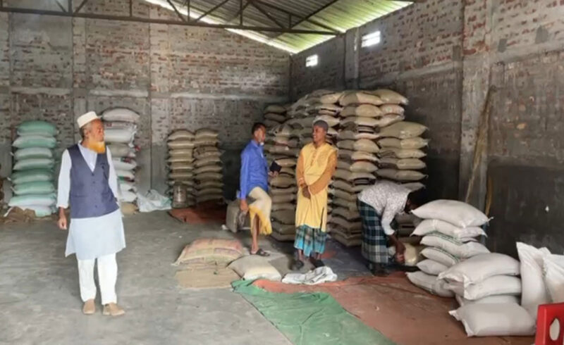 নাটোরে দোকানের শাটার ভেঙ্গে ১৫০ বস্তা চাল লুট