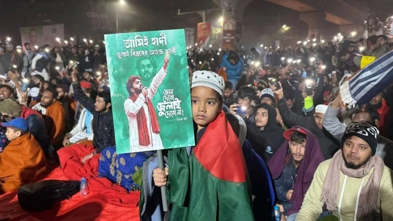 শাহবাগে হাদি হত্যার বিচার দাবিতে অবস্থান, রাস্তা অবরোধ