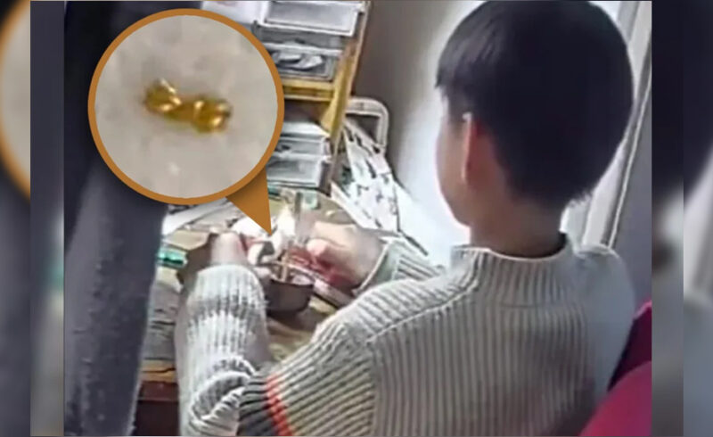 বন্ধুত্ব রক্ষায় মায়ের স্বর্ণের হার কেটে টুকরো টুকরো করে বন্ধুদের দিলো চীনা শিশু!