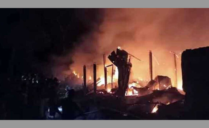 নবাবগঞ্জে অগ্নিকাণ্ডে ১০ বসতবাড়ি পুড়ে ছাই, প্রাণ গেল এক বৃদ্ধের